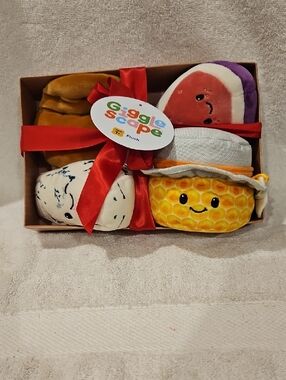 GIGGLESCAPES PLUSH SET